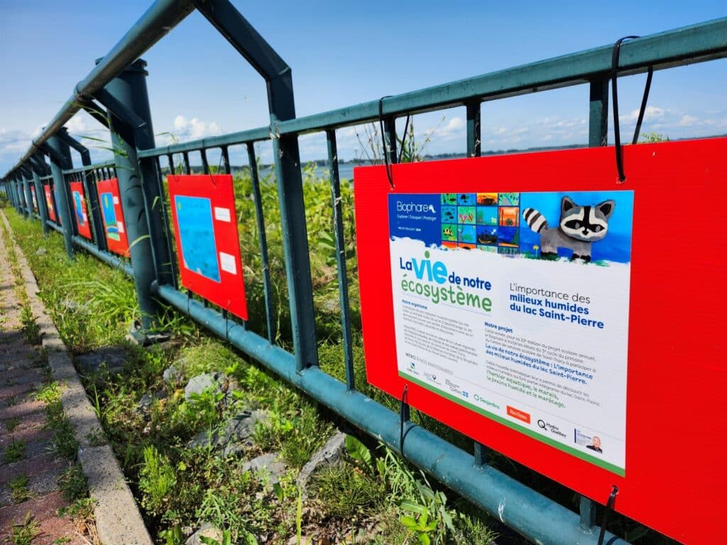 Plan rapproché d'un panneau explicatif de l'exposition au parc Regard-sur-le-Fleuve